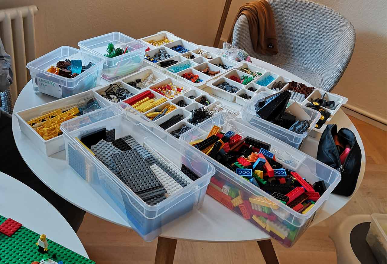 Lego Serious Play Bausteine in Boxen auf einem Tisch