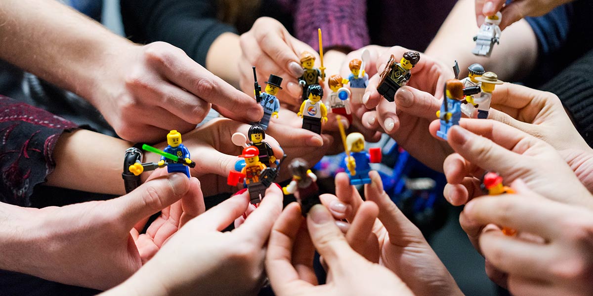 Hände mit Lego Figuren