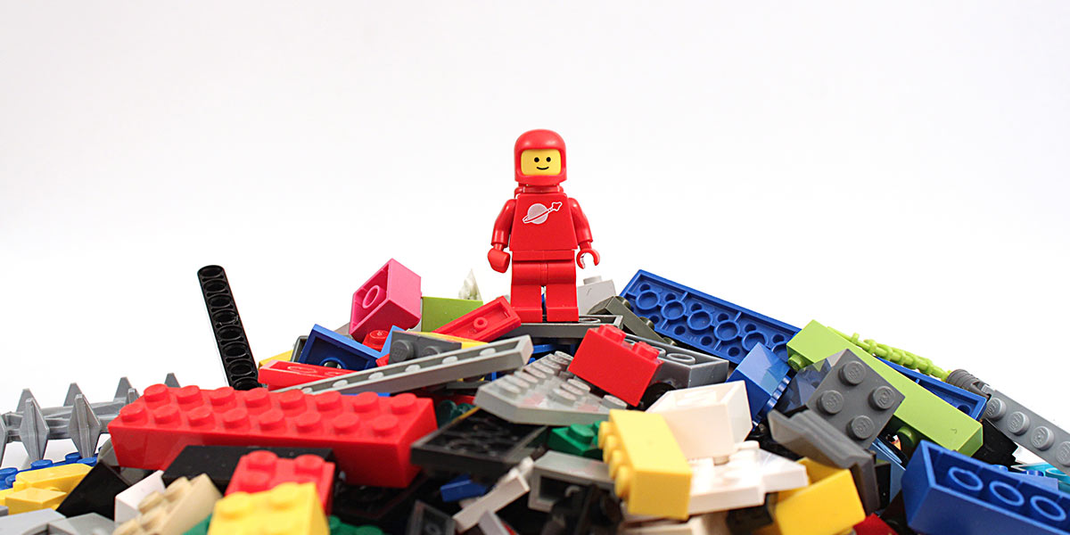 Lego Figur auf Legoklötzen